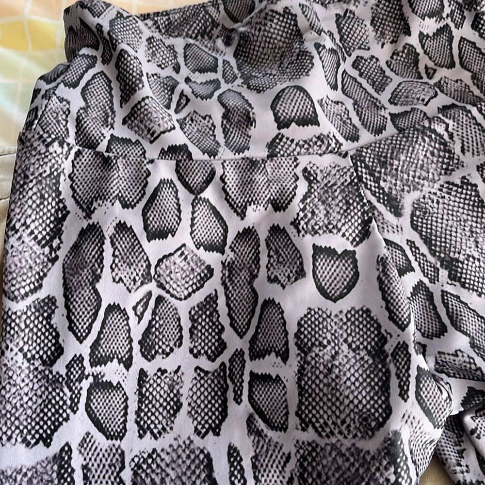 Onzie Leggings Size M Gently used Gray Snakeskin - Picture 6 of 6